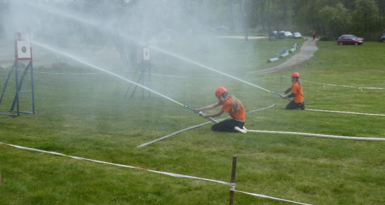 Z okrskové soutěže přivezli javorničtí hasiči tři poháry!