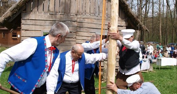 Stavění máje ve středověkém mlýně v Hoslovicích