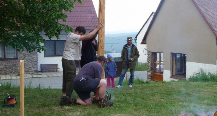 Pozvánka na kácení a dražbu májky