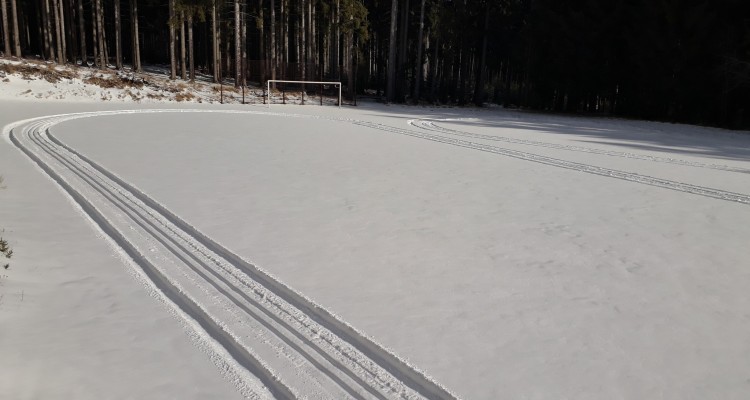 Běžecké stopy na hřišti na Javorníku